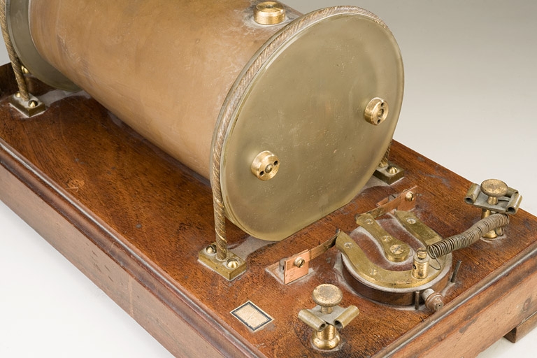 générateur électrique continu (bobine d'induction dite bobine de Ruhmkorff)