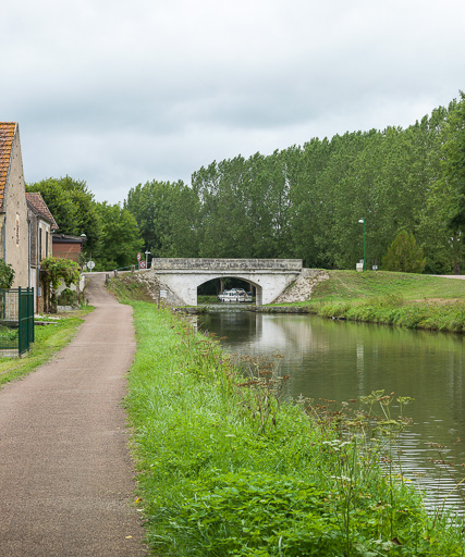 pont routier isolé de Villiers-sur-Yonne (canal du Nivernais)