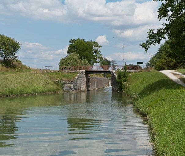 pont routier sur l'écluse 81 du versant Yonne (canal de Bourgogne)