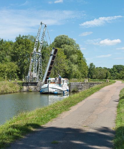 pont mobile ; pont-levis à flèches de Chazelles (canal du Nivernais)