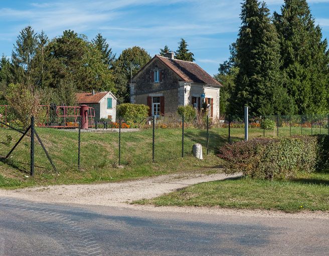 borne kilométrique (canal de Bourgogne)
