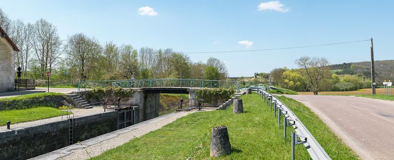 pont routier sur l'écluse 91 du versant Yonne (canal de Bourgogne)