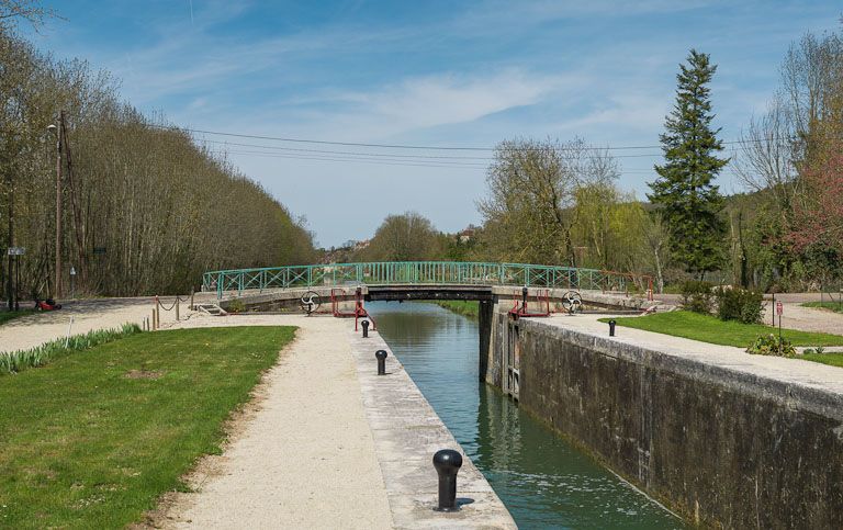 pont routier sur l'écluse 98 du versant Yonne (canal de Bourgogne)