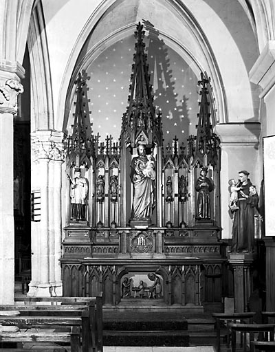 2 autels, 2 retables, statues (autel latéraux de la Vierge et de saint Joseph)