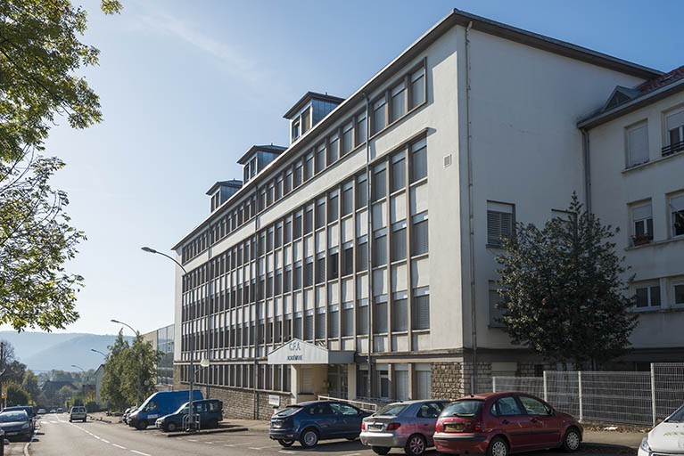 école professionnelle (centre d'apprentissage) puis collège et lycée dits cité scolaire Montjoux