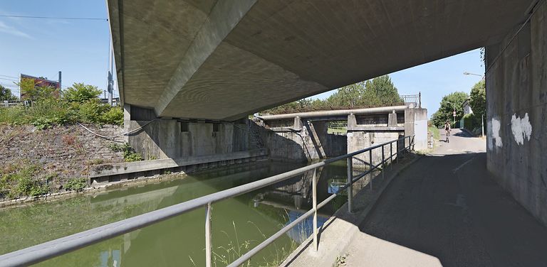 pont routier sur l'écluse 56 du versant Saône (canal de Bourgogne)