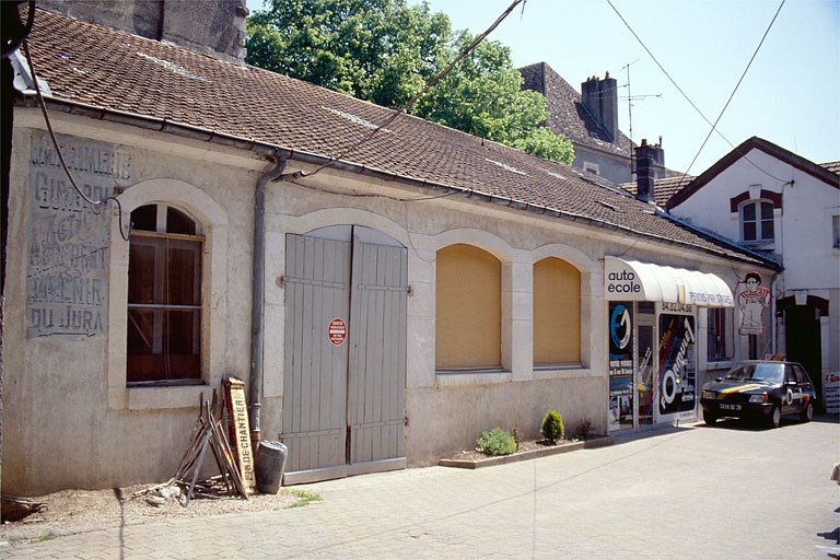maison, imprimerie Girardi et Audebert puis Imprimerie doloise, actuellement magasin de commerce