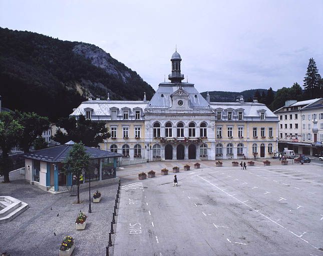 hôtel de ville, groupe scolaire, école professionnelle, tribunal, musée