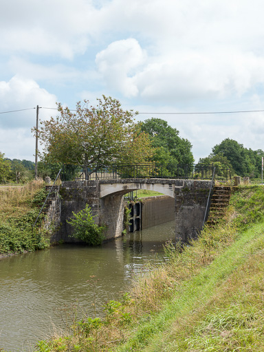 pont sur l'écluse 18 du versant Seine, dite du Creuset (canal du Nivernais)