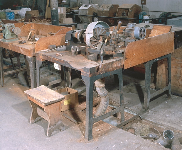 machine à fraiser (machine à aplatir dite dégauchisseuse)