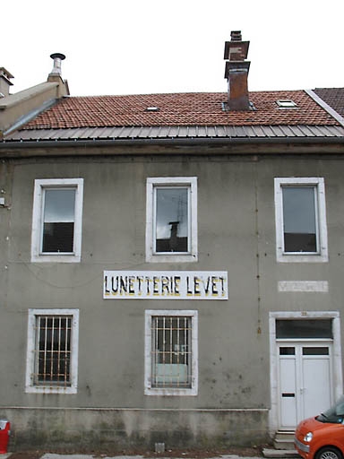 mairie, école, actuellement atelier de lunetterie
