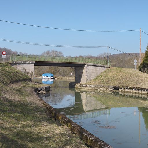pont routier isolé de Beurizot (canal de Bourgogne)