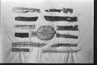 ensemble de 13 bandes manuscrites destinées à authentifier des reliques