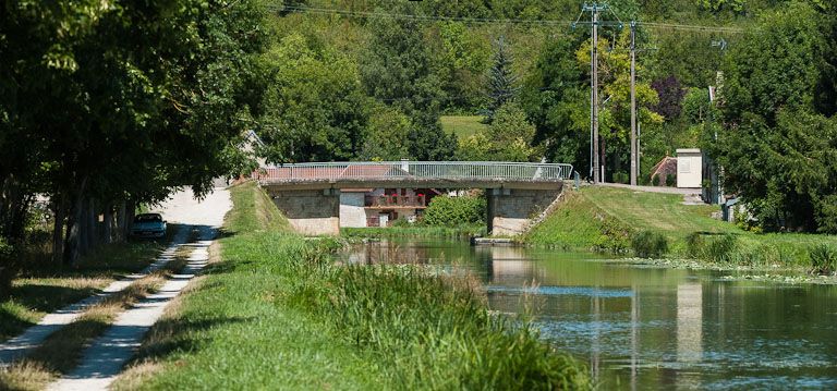 pont routier isolé (canal de Bourgogne)