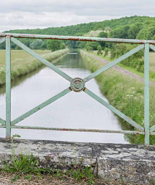 pont routier isolé de Basseville (canal du Nivernais)