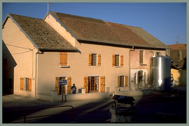 maison, auberge, relais de poste, fromagerie Roy