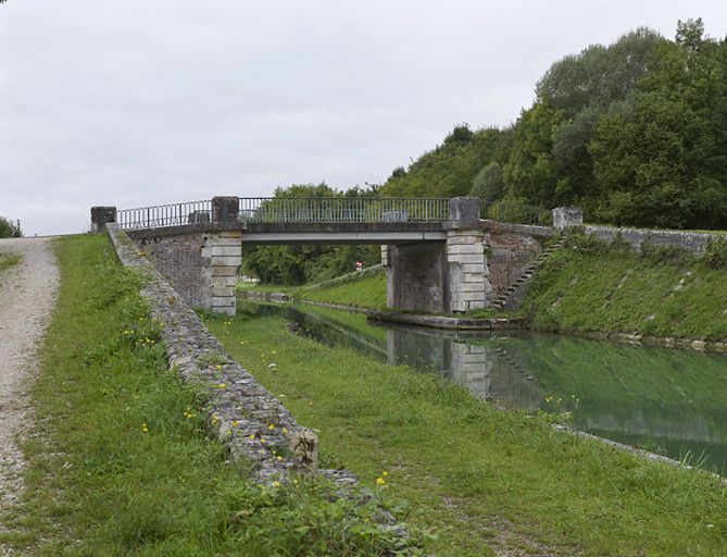 pont routier isolé (canal de Bourgogne)