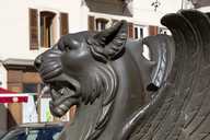 3 statues de lions ailés