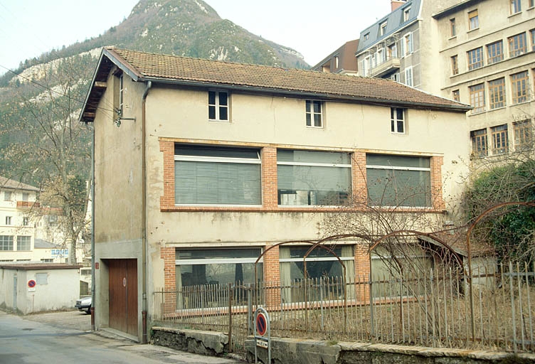 garage, usine de mécanique de précision, actuellement usine de taille de pierre pour la joaillerie et l'industrie