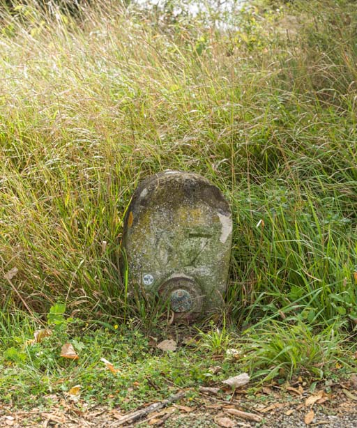 borne kilométrique (canal de Bourgogne)