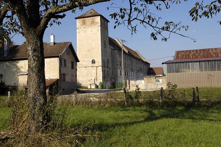 moulin à farine, puis usine textile Méquillet-Noblot et Cie dite usine de Chevret, actuellement immeuble à logements et magasin de commerce