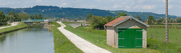 pont routier isolé (canal de Bourgogne)