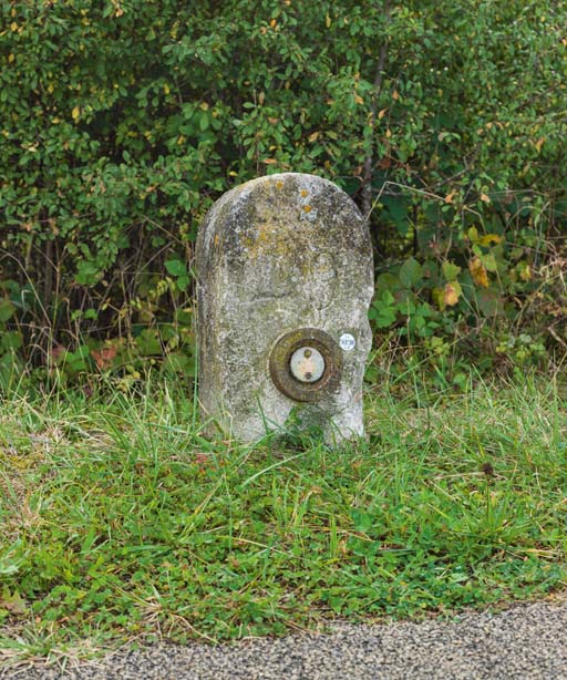 borne kilométrique (canal de Bourgogne)