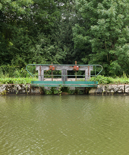 déversoir de fond (canal du Nivernais)