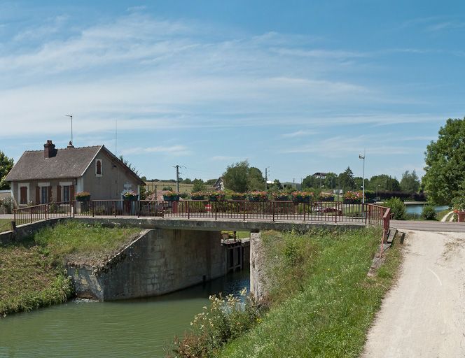 maison de garde (canal de Bourgogne)