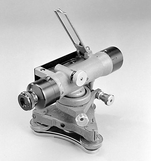 instrument de mesure des angles pour lever des plans (niveau à lunette SOM)