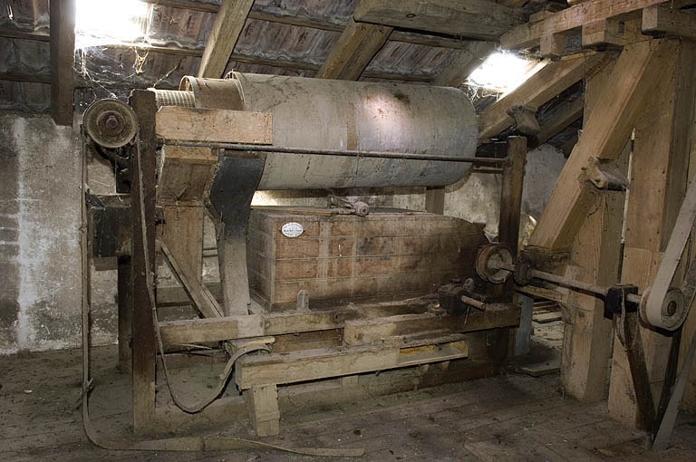 moulin à farine, puis minoterie et usine de produits pour l'alimentation animale Narjoz, actuellement magasin de commerce pour l'alimentation du bétail