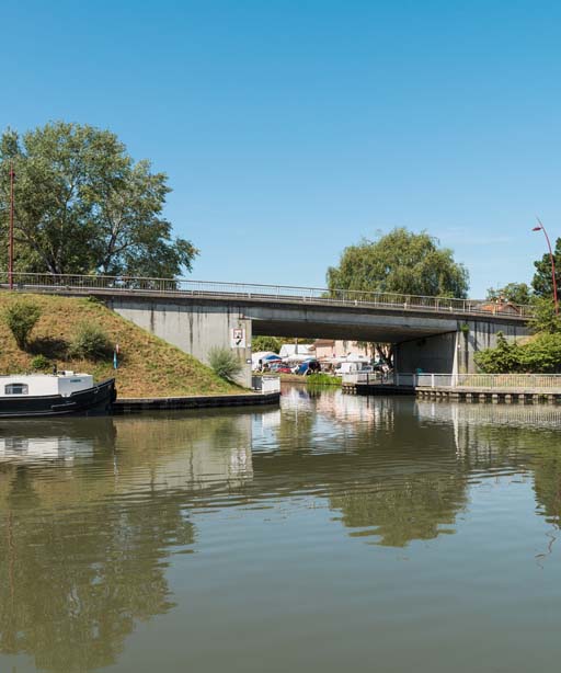 pont routier isolé (canal du Centre)