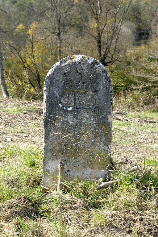borne kilométrique (canal de Bourgogne)
