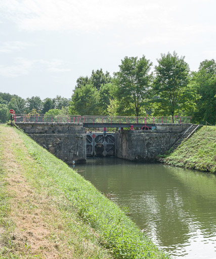 pont sur l'écluse 67 du versant Seine, dite des Dames (canal du Nivernais)