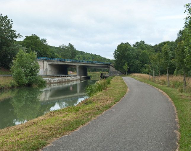 pont routier isolé (canal de Bourgogne)