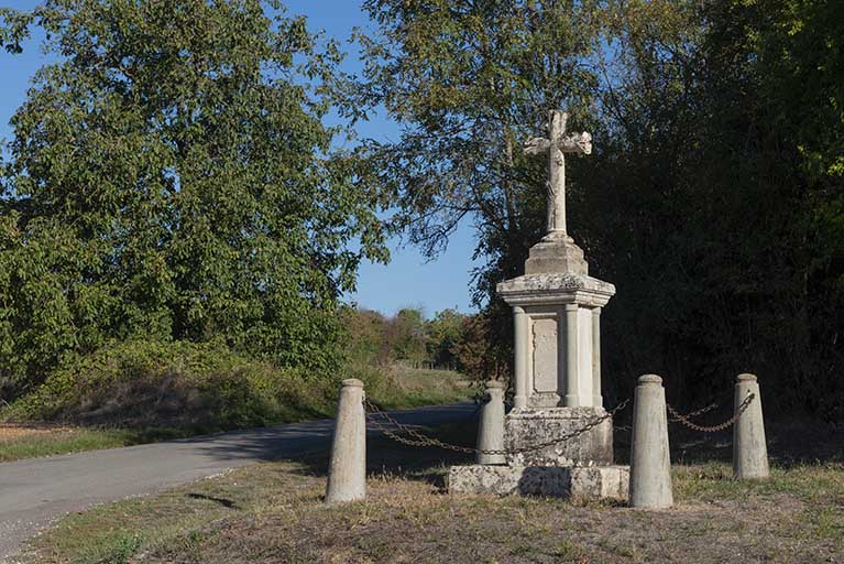croix monumentale de la rue de la Croix de Pierre