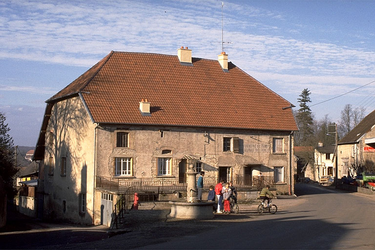 faïencerie Brachère, actuellement maison, entrepôt de matériel agricole