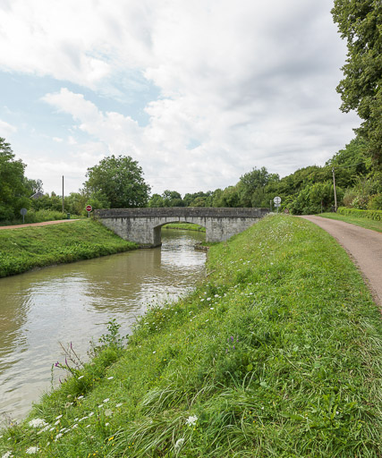 pont routier isolé du moulin du Cray (canal du Nivernais)
