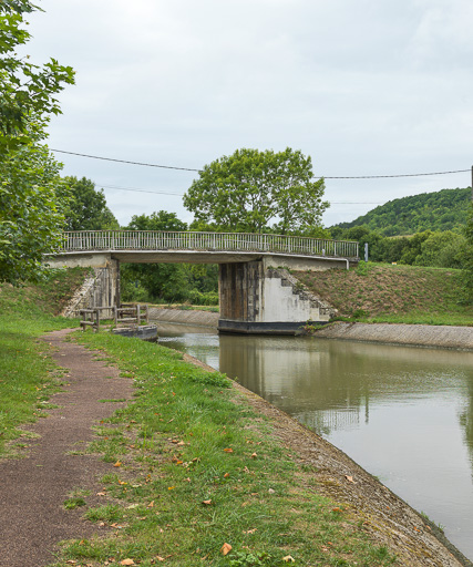 pont routier isolé de Brèves (canal du Nivernais)