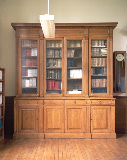 table et 10 armoires-bibliothèques