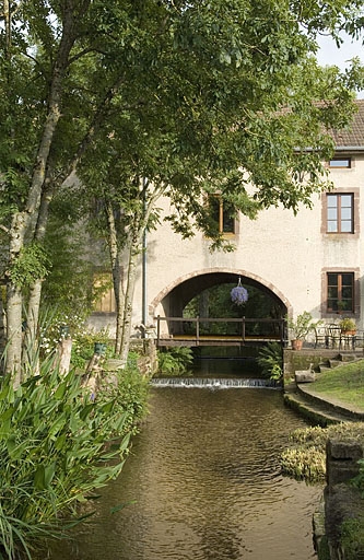 moulin à farine, puis filature de laine d'Augrogne, puis usine à papier, actuellement logement