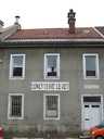 mairie, école, actuellement atelier de lunetterie