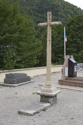 croix de cimetière et tombeau de J. M. Bailly-Maître